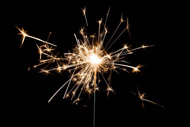 Siyah arka plan duvar kağıdında yanan maytap