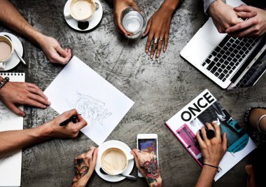 İş adamları birlikte beyin fırtınası