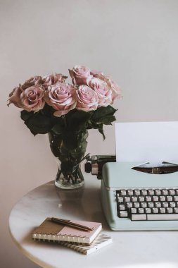 Pembe güllerle retro nane daktilosu