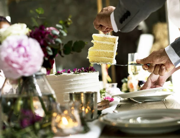 Manos Tomando Una Rebanada Pastel — Foto de Stock