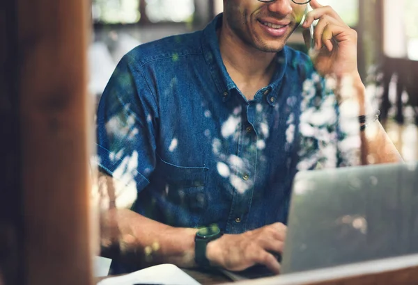 Homme Occupé Travaillant Sur Ordinateur Portable — Photo