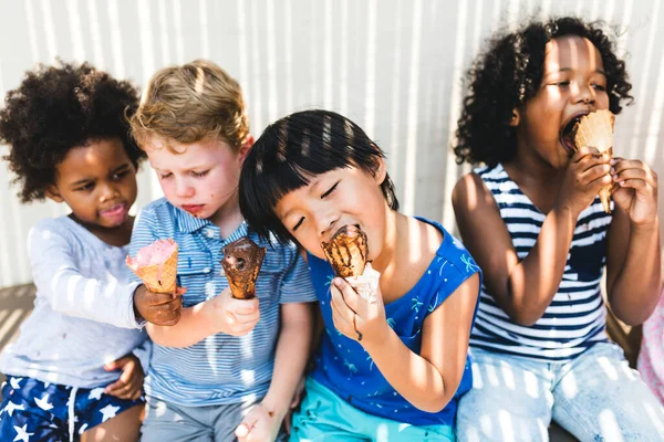 Weinig Kinderen Eten Van Lekker Ijs — Stockfoto