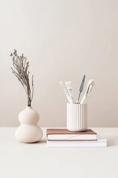 Minimaler Arbeitsplatz Mit Pinsel Und Vase — Stockfoto