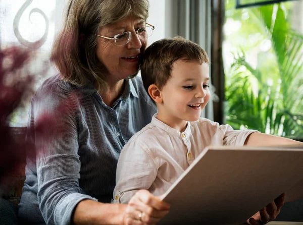 Mormor Och Barnbarn Läser Bok Tillsammans — Stockfoto