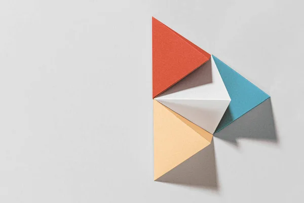 Artesanía Papel Piramidal Colores Sobre Fondo Gris — Foto de Stock