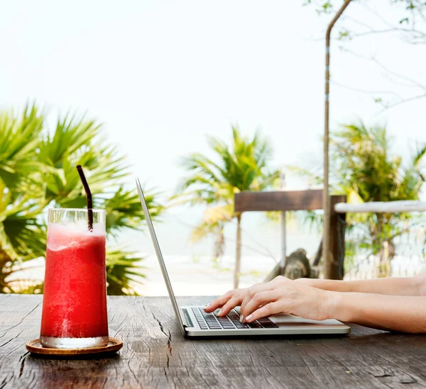 Une Femme Utilise Ordinateur Portable Près Plage — Photo