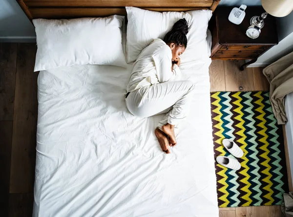 Μοναχικό Αφρικανική Αμερικανική Γυναίκα Στο Κρεβάτι Στον Ύπνο Μόνο — Φωτογραφία Αρχείου