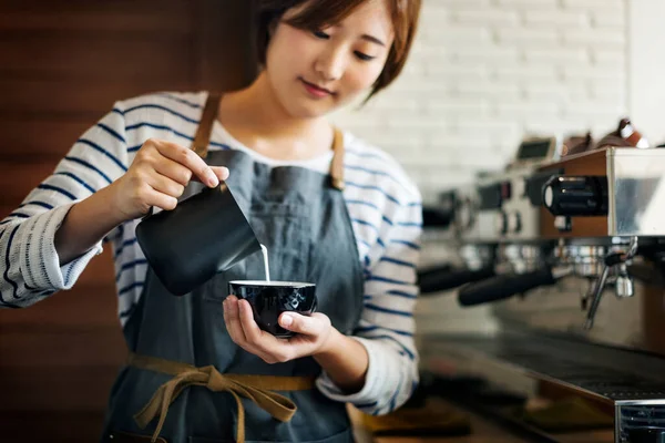 Barista Está Haciendo Café —  Fotos de Stock