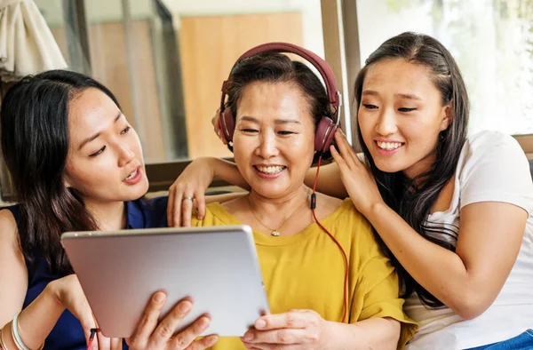 Asiatiska Familjen Använder Digitala Surfplattor Tillsammans — Stockfoto