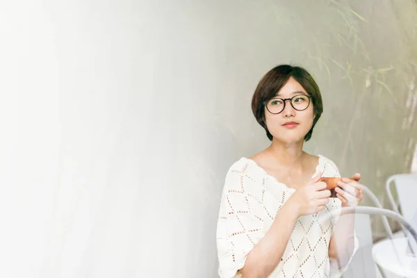 Aziatische Vrouw Drinken Thee Ontspannen Concept — Stockfoto
