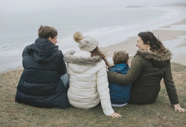 Happy Family Sitting Beach — Stock Photo, Image