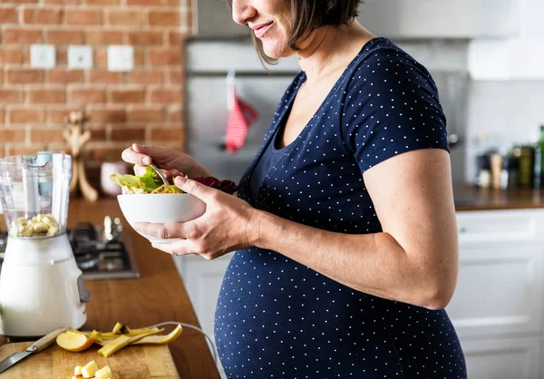 Těhotná Žena Jíst Zdravé Jídlo — Stock fotografie