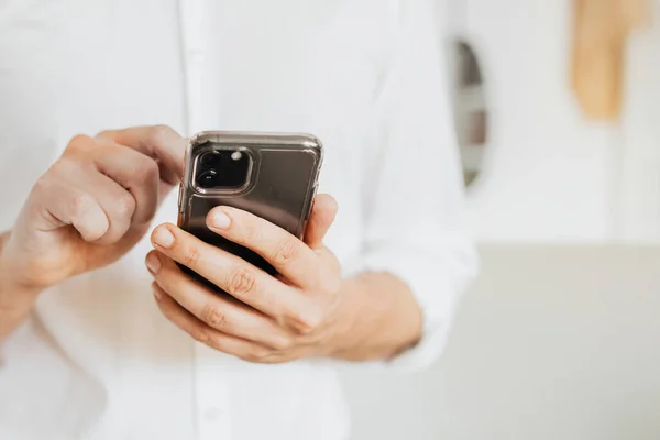 Empresário Verificando Sua Conta Mídia Social Mensagens Telefone — Fotografia de Stock