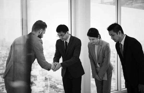 Japonští Podnikatelé Handshake Kolegou — Stock fotografie