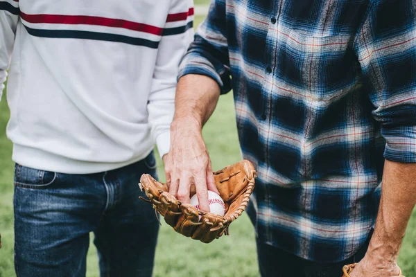 野球で父と息子の絆 — ストック写真