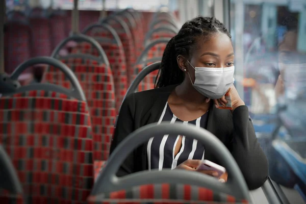 Mulher Afro Americana Usando Máscara Ônibus Enquanto Viaja Transporte Público — Fotografia de Stock