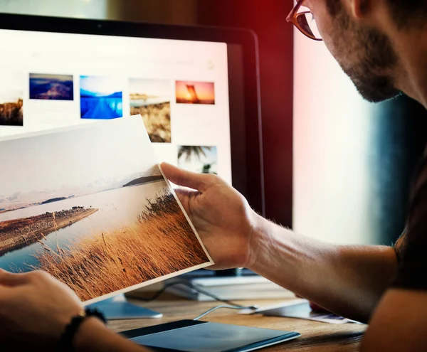 Man Editing Photos Acomputer — Stock Photo, Image