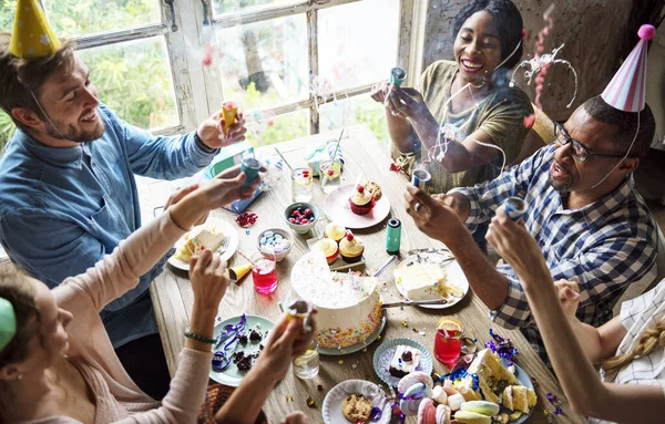 Mensen Met Behulp Van Party Popper Een Verjaardag Viering — Stockfoto