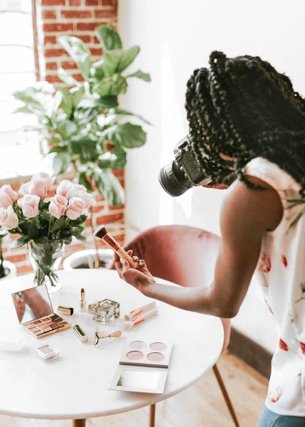 Fotografer Wanita Membuat Produk Kecantikan Atas Meja — Stok Foto
