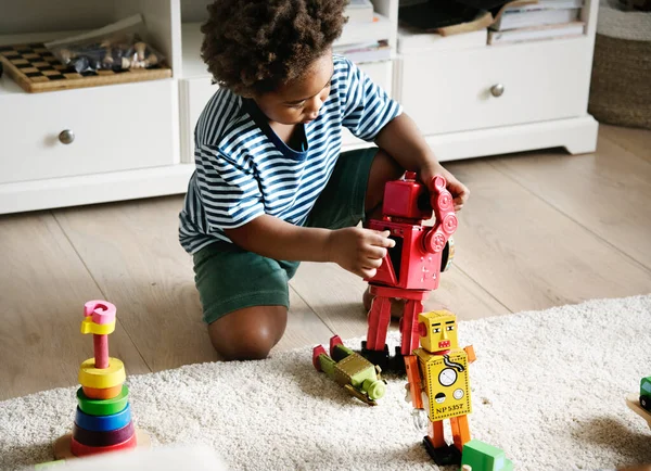 Preto Menino Jogando Robô Casa — Fotografia de Stock