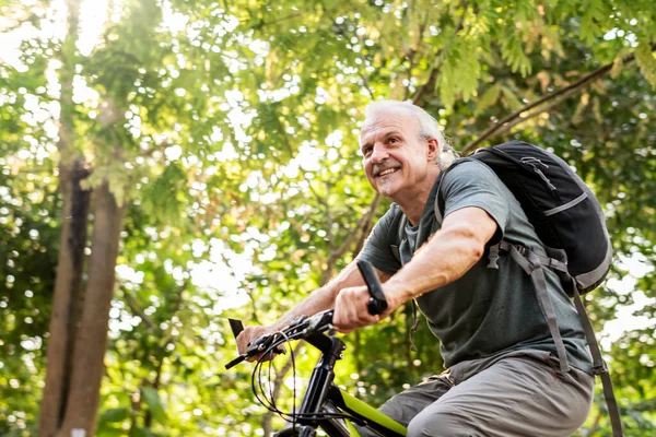 Senior Homem Bicicleta Parque — Fotografia de Stock