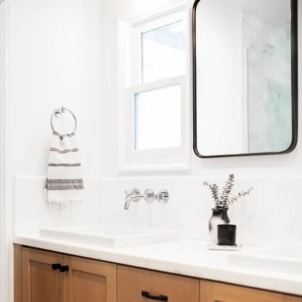 Мінімальний Яскравий Білий Декор Ванної Кімнати — стокове фото