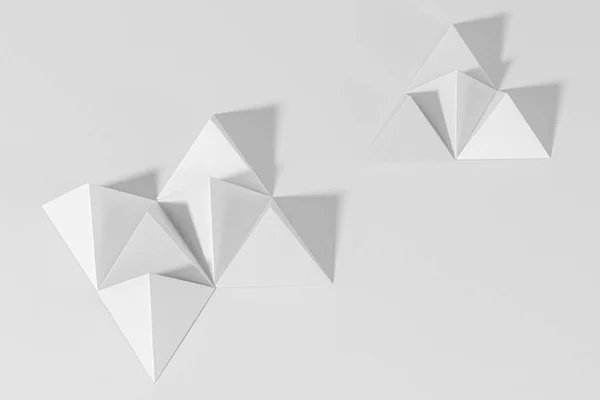 Pyramidenpapierbasteln Auf Grauem Hintergrund — Stockfoto