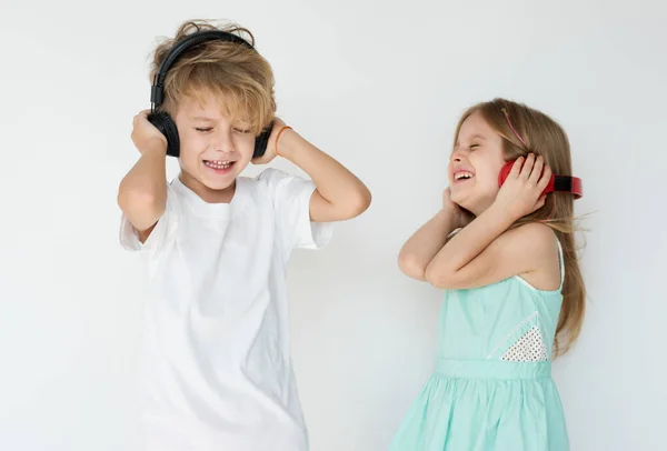 Crianças Ouvindo Música — Fotografia de Stock