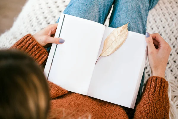 Woman Sitting Knitted Rug Golden Crisp Leaf Open Notebook — 스톡 사진
