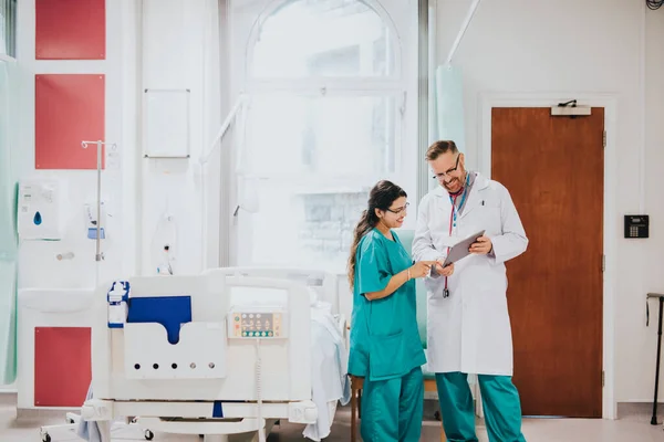 Médico Enfermeiro Discutindo Caso Médico — Fotografia de Stock