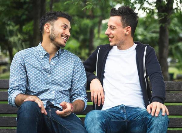 Couple Gay Sortir Ensemble Dans Parc — Photo