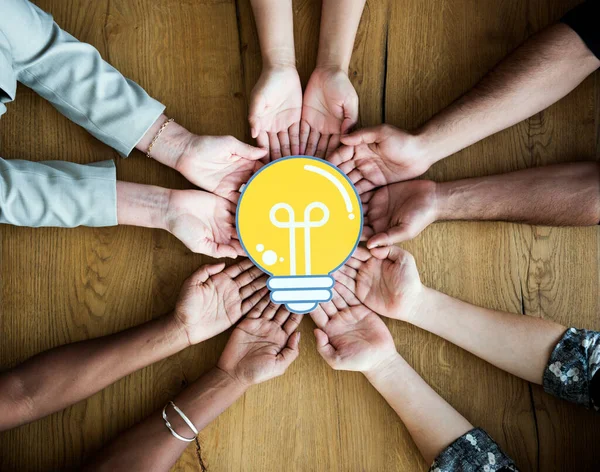 Persone Che Tengono Una Lampadina — Foto Stock