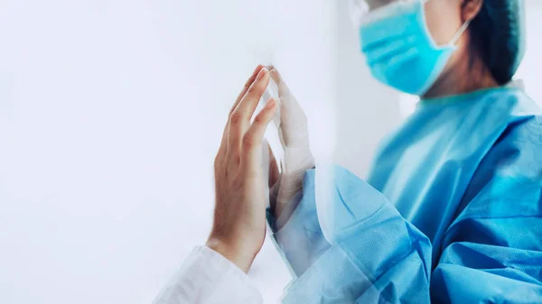 Dokter Coronavirus Menyentuh Tangan Keluarga Melalui Jendela Kaca — Stok Foto