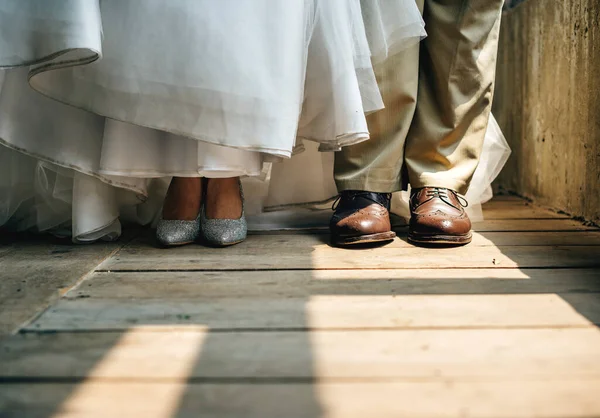 Braut Und Bräutigam Stehen Auf Holzboden — Stockfoto