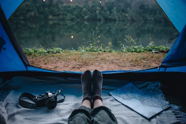 Gente Acampando Junto Río — Foto de Stock