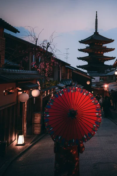 Femme Dans Kimono Marchant Avec Parapluie Rouge Pagode Yasaka Kyoto — Photo