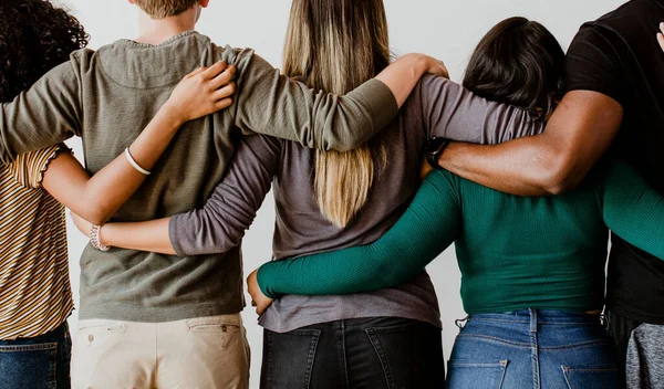 Retrospectiva Personas Diversas Abrazándose Entre —  Fotos de Stock