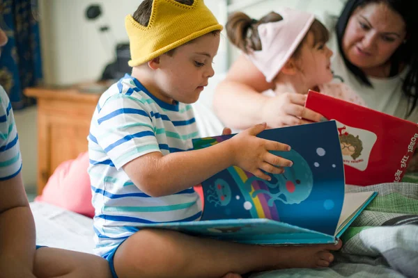 Madre Leyendo Cuento Para Dormir — Foto de Stock