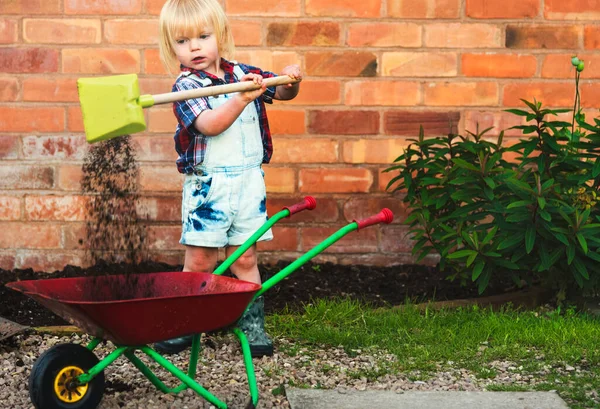 Ragazzino Che Spalava Terra Carrello — Foto Stock