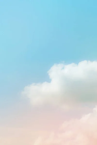 Pastel Rosa Céu Gradiente Azul Com Nuvens Fundo — Fotografia de Stock