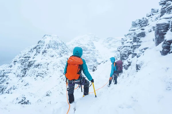 Bergbeklimmers Beklimmen Een Besneeuwde Liathach Ridge Schotland — Stockfoto