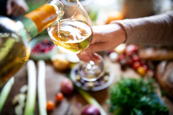 Par Har Vitt Vin Medan Matlagning — Stockfoto