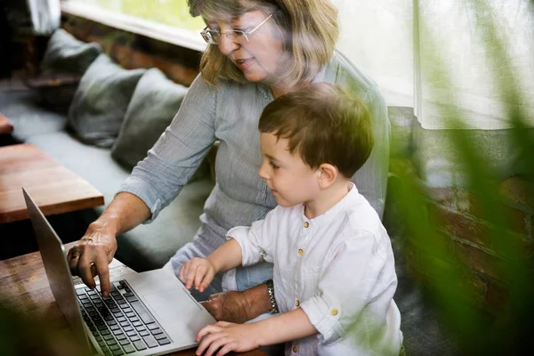 Бабушка Внук Используют Ноутбук Вместе — стоковое фото