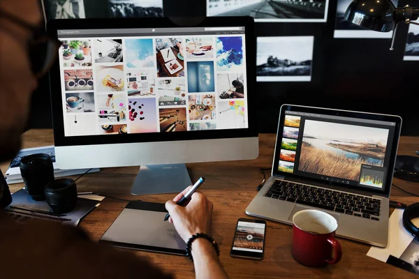 Homem Edição Fotos Computador — Fotografia de Stock