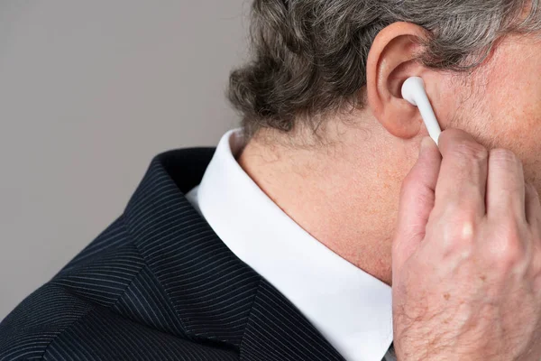 Empresario Con Auriculares Inalámbricos — Foto de Stock