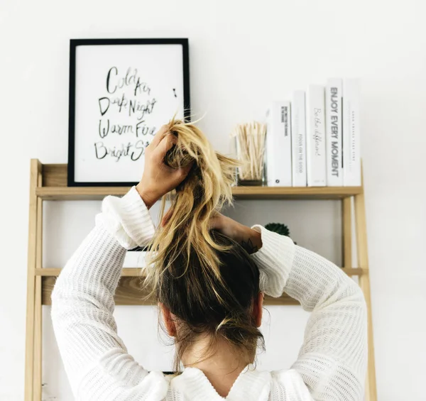 Vista Trasera Una Mujer Atándose Pelo — Foto de Stock