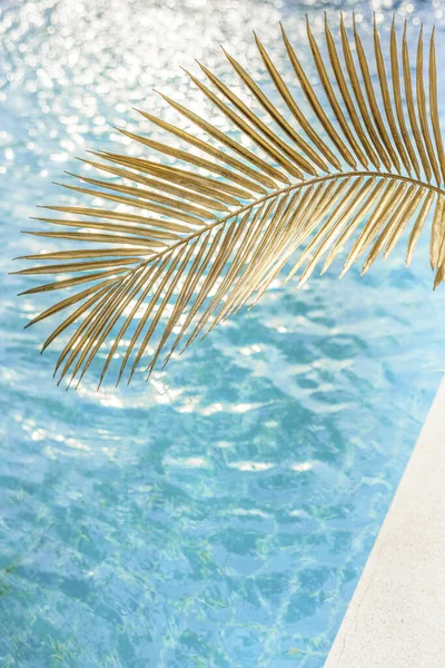 Texture Eau Bleue Dans Une Piscine Avec Feuille Palmier — Photo