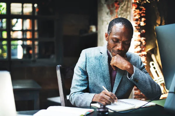 Africano Descendente Homem Trabalhando — Fotografia de Stock