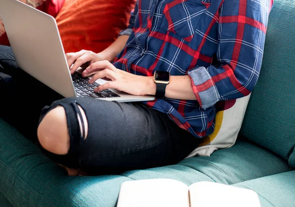 Mulher Branca Usando Laptop Sofá — Fotografia de Stock