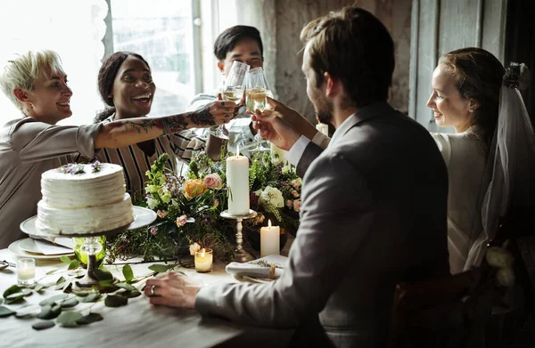 Mensen Die Toosten Aan Een Huwelijkstafel — Stockfoto